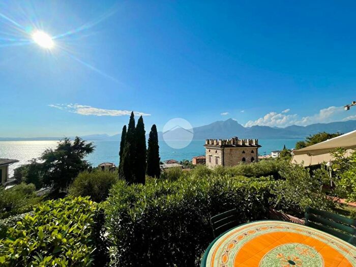 Appartamento trilocale in vendita in Località Camille, Centro, Torri del Benaco