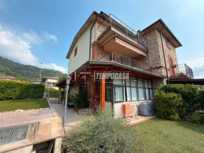 Casa con 6 locali in vendita in Via San Giacomo, Villongo