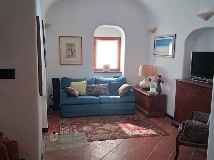 Appartamento quadrilocale in affitto in Piazza Cappello da Prete, Varigotti, Finale Ligure