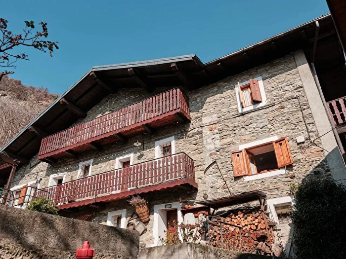 Casa con 10 locali in vendita in Via Prele, Donnas