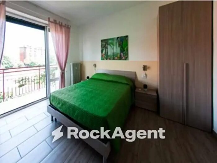 Appartamento trilocale in vendita in Via Lorenteggio, Milano