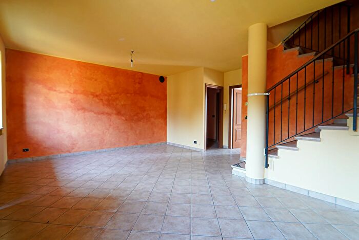 Casa con 6 locali in vendita in Piazza V Nazzari, Caraglio