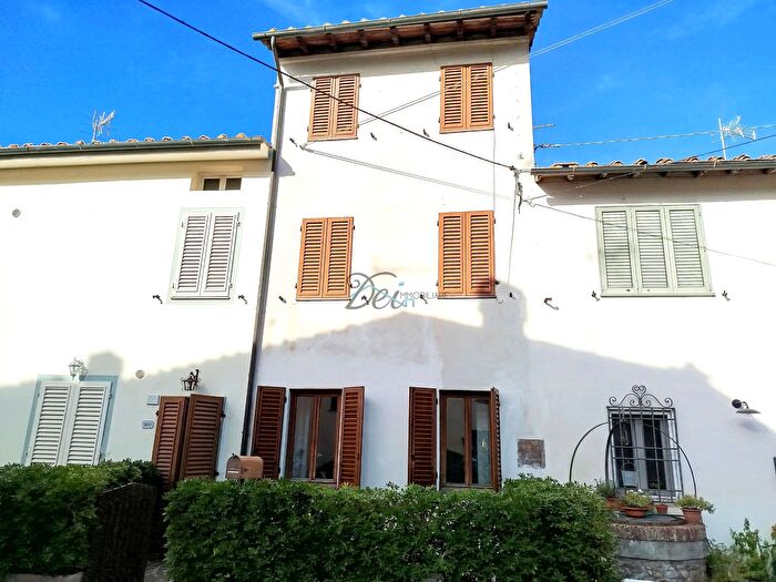 Casa con 6 locali in vendita in Via di Vicopelago, Lucca