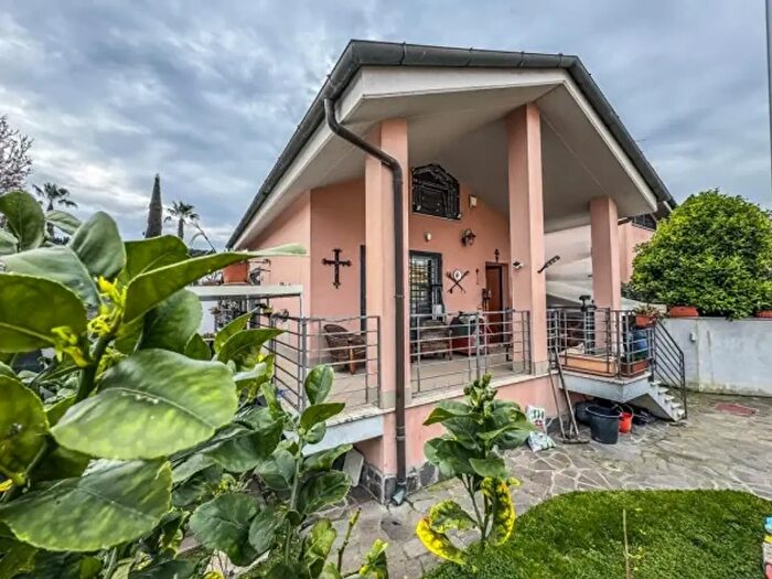 Casa con 6 locali in vendita in Roma