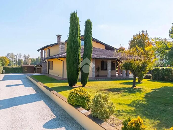 Casa con 8 locali in vendita in Via Cavatorti, Campegine