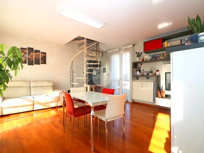 Appartamento trilocale in vendita in Via Magenta, Rho