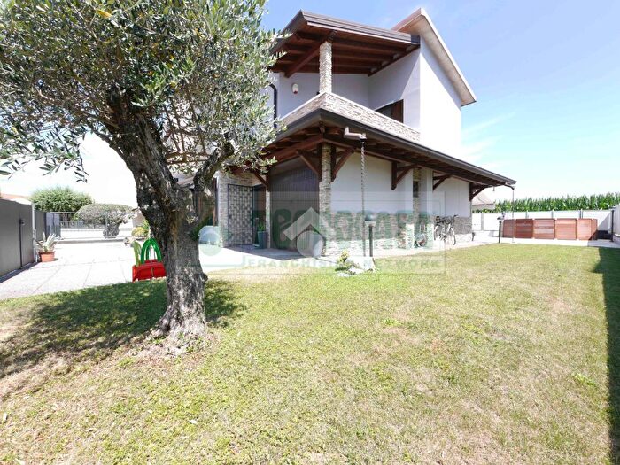 Casa quadrilocale in vendita in Urago DOglio