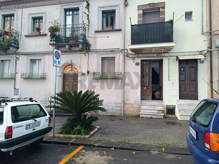 Appartamento con 9 locali in vendita in Viale Regina Elena, Caltagirone