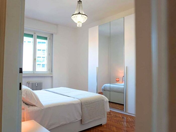 Appartamento trilocale in affitto in Viale Cassala, Navigli Darsena, Milano