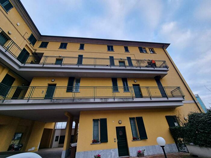 Appartamento trilocale in affitto in Via Lodovico il Moro, Barona, Milano
