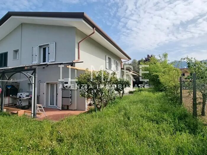 Casa con 5 locali in vendita in Massa