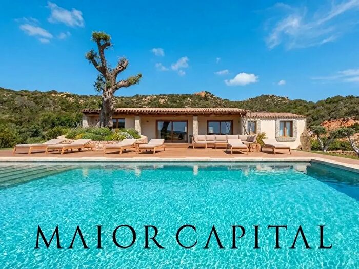 Casa con 6 locali in vendita in Arzachena