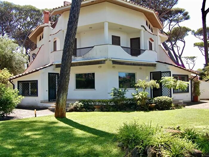 Casa con 7 locali in vendita in Via Nervi, Fiumicino