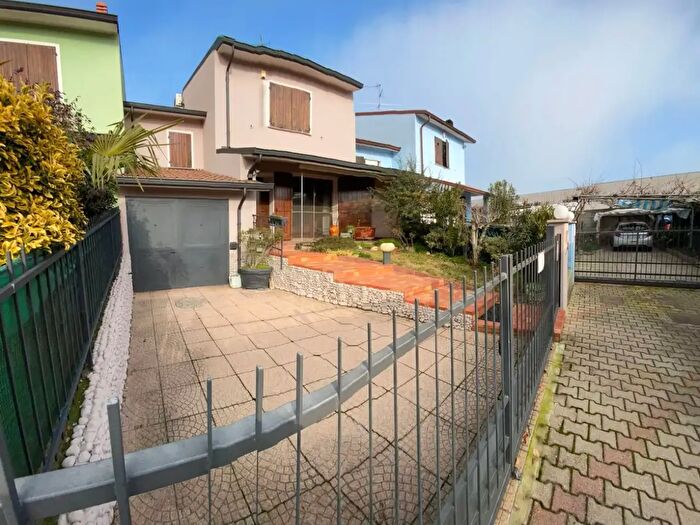 Casa quadrilocale in vendita in Via Garibaldi, Monte Cremasco