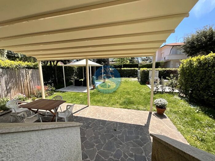 Casa con 8 locali in affitto in Pietrasanta