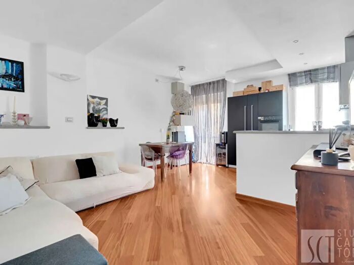 Appartamento trilocale in affitto in Alzaia Naviglio Pavese, Milano