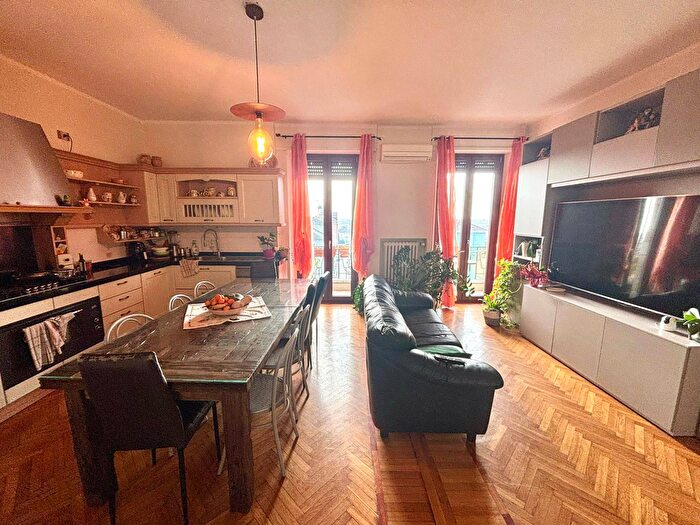 Appartamento con 8 locali in vendita in Via Savona, Alessandria