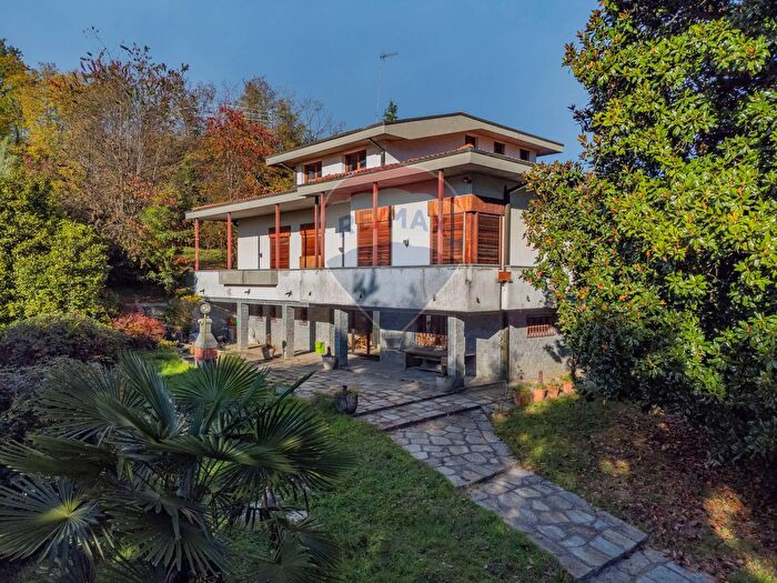 Casa con 8 locali in vendita in Via Monte Grappa, Oggiona Con Santo Stefano