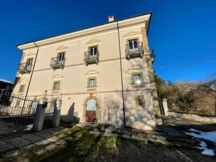 Casa con 5 locali in vendita in Via Pago Snc, Capitignano