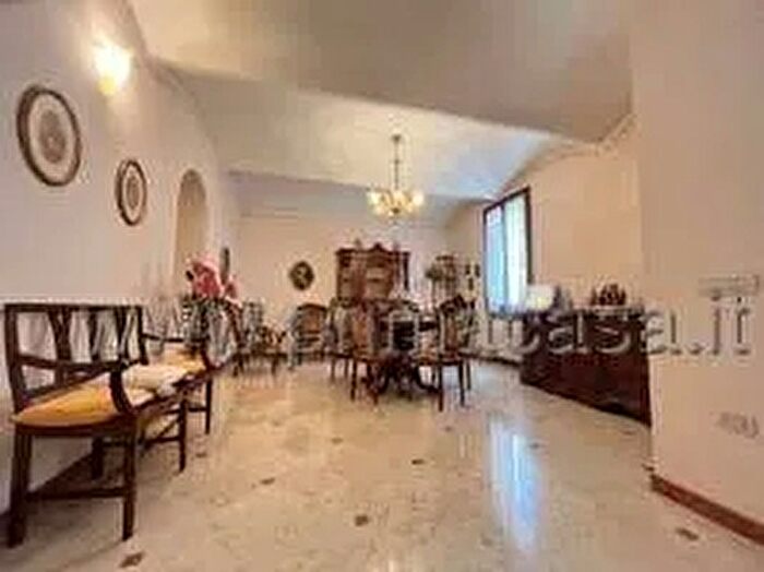 Casa con 7 locali in vendita in Novellara