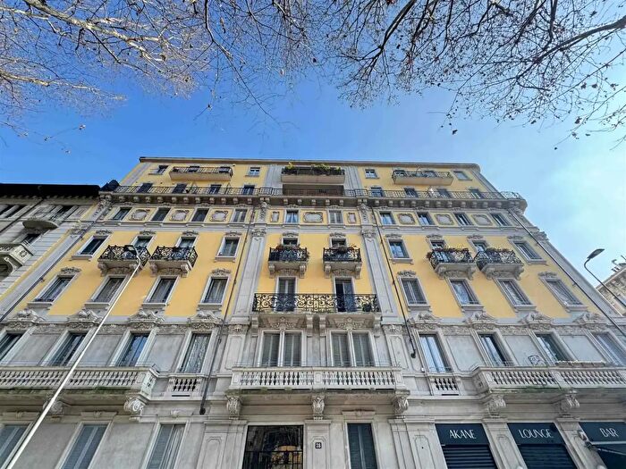 Appartamento trilocale in affitto in Via Morgagni, Milano