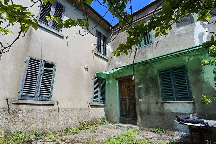 Casa con 6 locali in vendita in Via di Migliana Cantagallo, Cantagallo