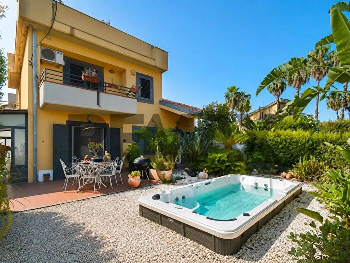 Casa con 7 locali in vendita in Via Galatea, Aci Catena
