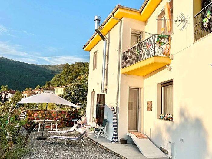 Casa con 6 locali in vendita in Chiusanico