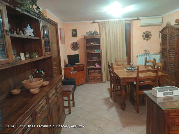 Casa con 6 locali in vendita in Citta' Sant'Angelo