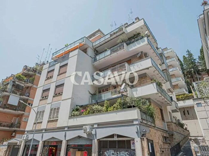 Appartamento trilocale in vendita in Via Seneca, Roma