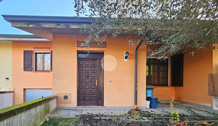 Casa con 8 locali in vendita in Via Pio La Torre, Curtatone