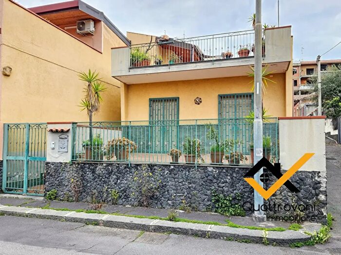Casa con 6 locali in vendita in Via Peschiera, Catania