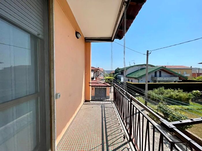 Appartamento trilocale in vendita in Via Edmondo De Amicis, Suisio