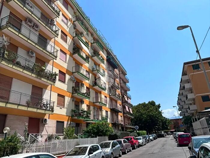 Appartamento quadrilocale in vendita in Via Luigi Settembrini, Palermo