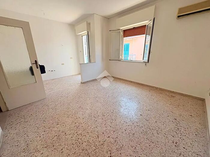 Appartamento trilocale in vendita in Via Luigi Mercantini, Palermo
