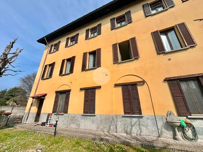 Appartamento trilocale in vendita in Via Alessandro Volta, Carate Brianza