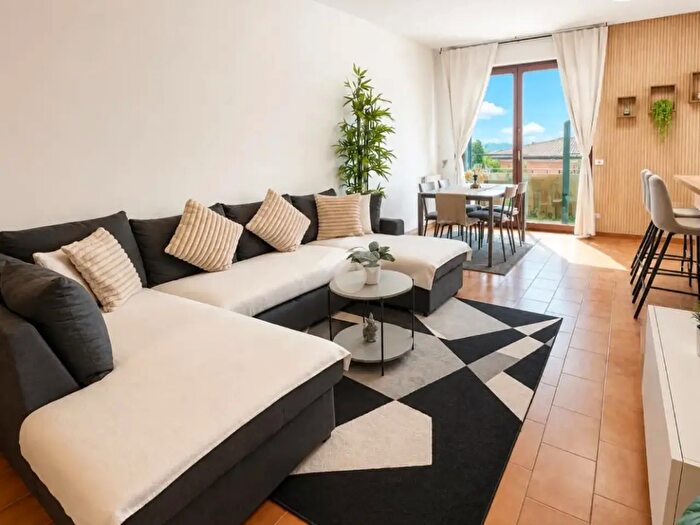Appartamento trilocale in vendita in Vicolo Emilio Salgari, Castelnuovo Del Garda