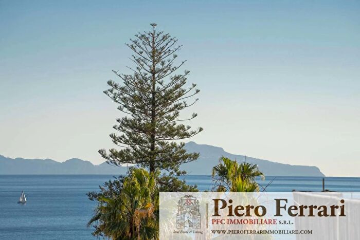 Appartamento con 7 locali in affitto in Via Calabritto Napoli, Napoli