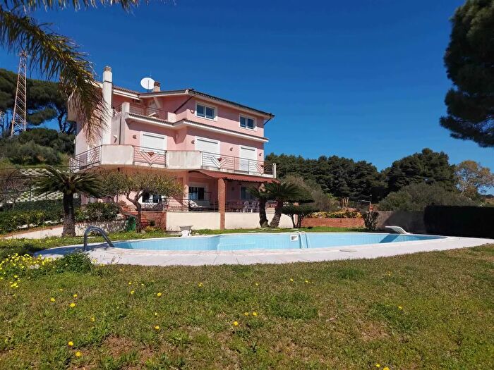 Casa con 8 locali in vendita in Via Sandro Pertini, Messina