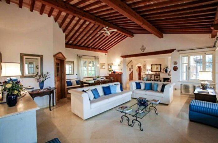 Casa con 6 locali in vendita in Orbetello