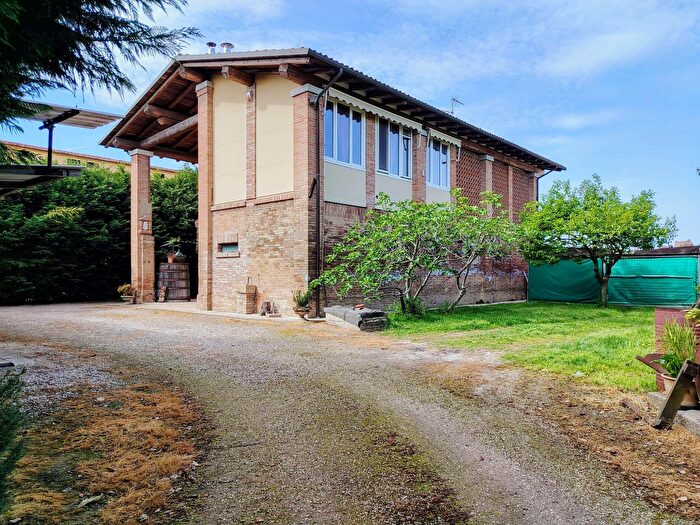 Casa quadrilocale in vendita in Cento