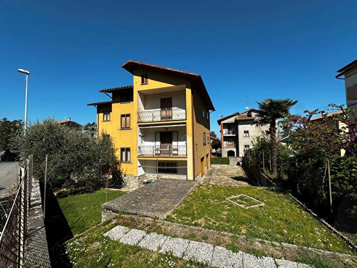 Casa con 6 locali in vendita in Via degli Olivi, Ficulle
