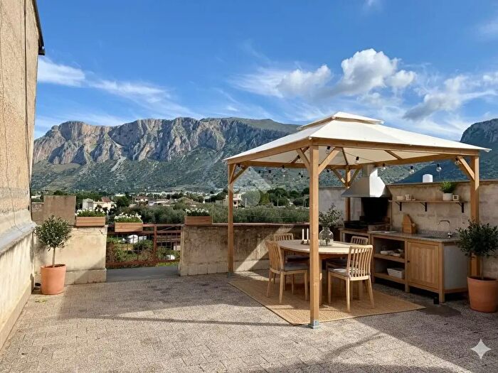 Appartamento con 6 locali in vendita in Viale delle Magnolie, Terrasini