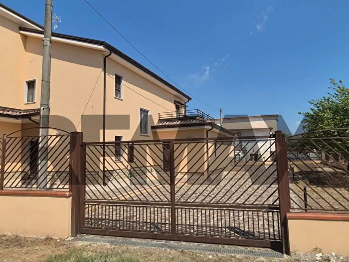 Casa con 7 locali in vendita in Volturno, Ruviano