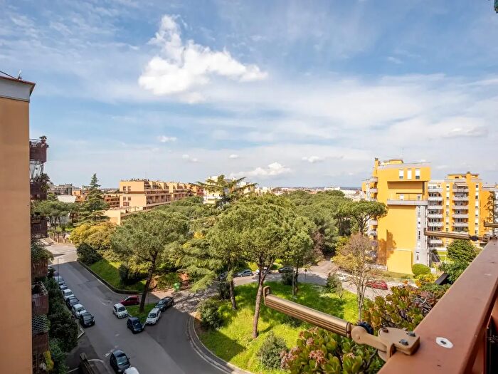 Appartamento con 7 locali in vendita in Via Learco Guerra, Roma