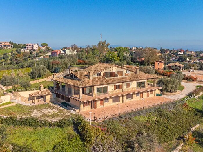 Casa con 18 locali in vendita in Castelnuovo Di Porto