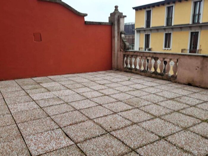 Appartamento trilocale in affitto in Via Spartaco, Montenero, Milano