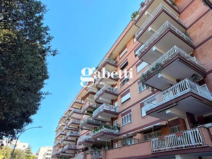 Appartamento con 5 locali in vendita in Via Roberto Lepetit, Roma