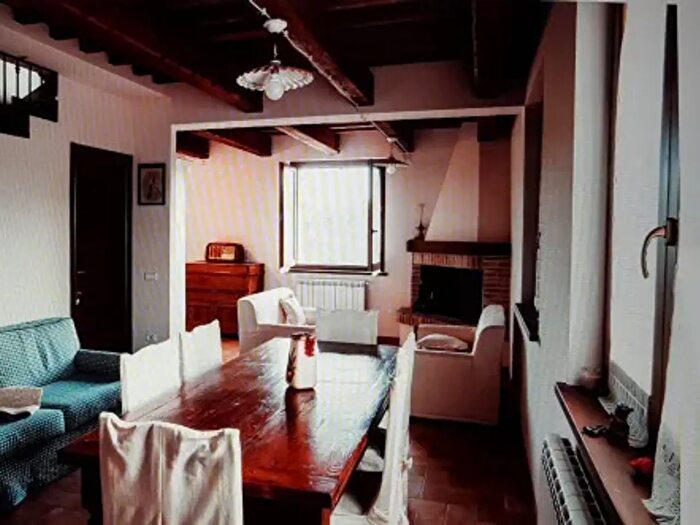 Casa con 6 locali in vendita in Nocera Umbra