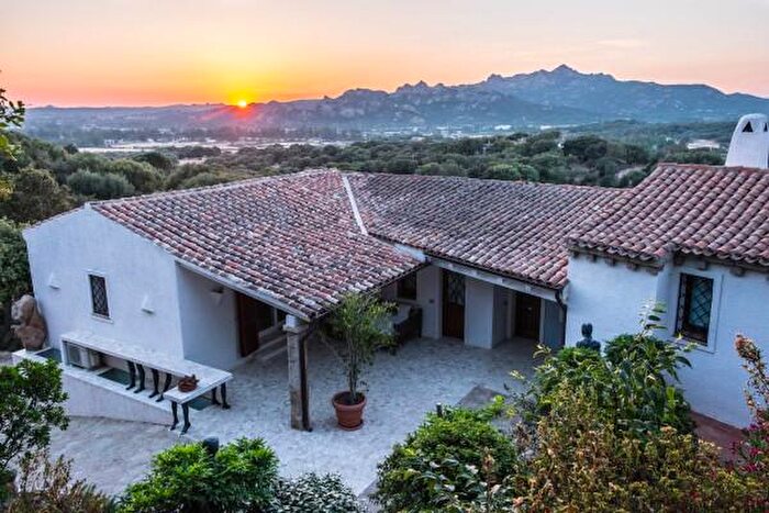 Casa con 6 locali in vendita in Via Buddeu, Arzachena